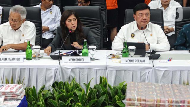 Bersama Sejumlah Menteri, Menko Polkam Budi Gunawan Tunjukkan Tumpukan Uang Hasil Operasi Pemberantasan Judi Online