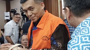 Pakai Baju Batik, Silmy Karim Hadiri Sidang Perdana