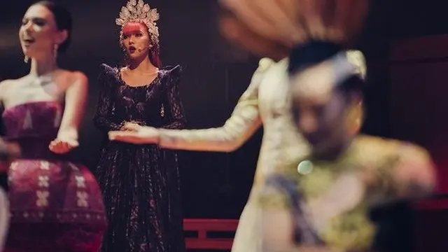 7 Potret Isyana Sarasvati dalam Pagelaran Sabang Merauke, Mempesona