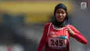 Pelari Indonesia, Tiarani Karisma Evi beradu cepat pada final Asian Para Games cabang atletik nomor lari 100 meter T42 / T63 di SUGBK, Jakarta, Rabu (10/10). Evi mencatatkan waktu 14,98 detik. (Bola.com/Vitalis Yogi Trisna)