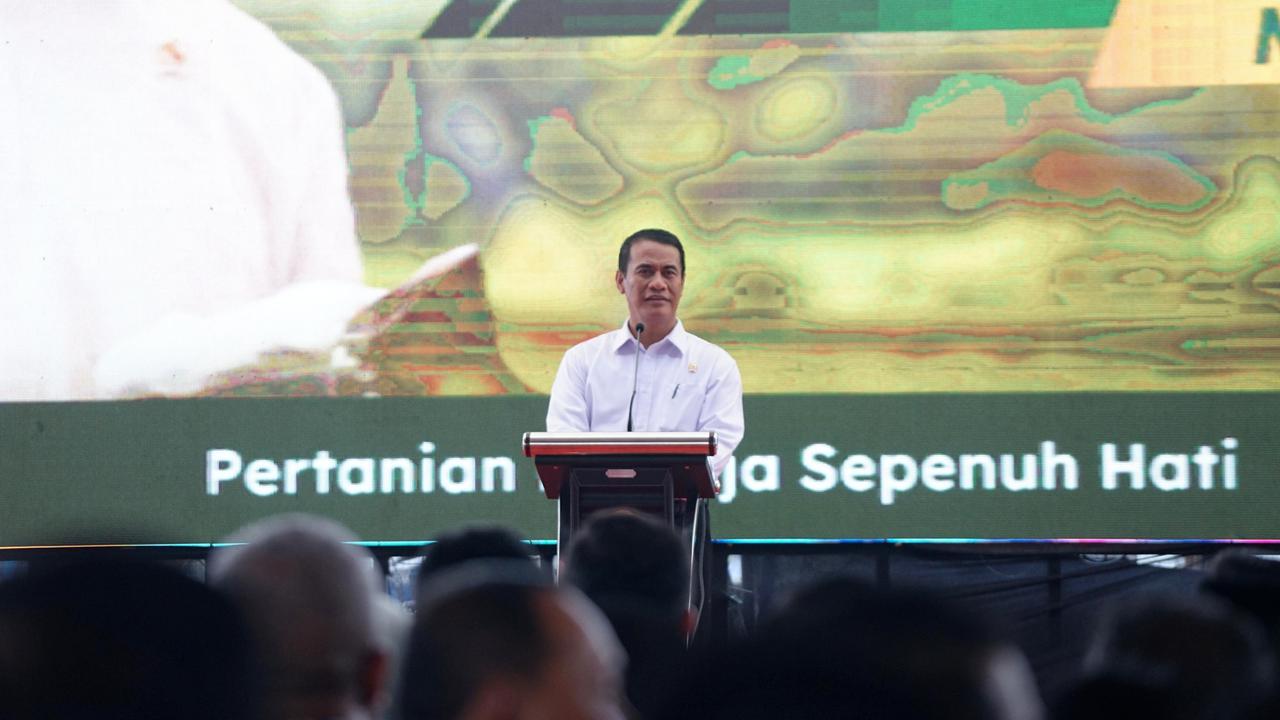 Tanam dan Panen Padi di Gowa, Mentan Amran Tegaskan Modernisasi Kunci Peningkatan Produksi