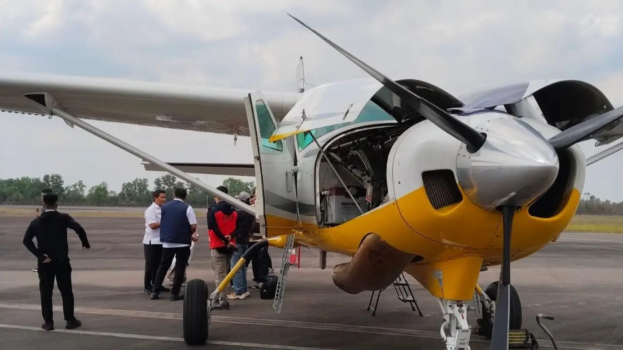 Pesawat Operasi Modifikasi Cuaca (OMC) yang mengudara di langit Lampung