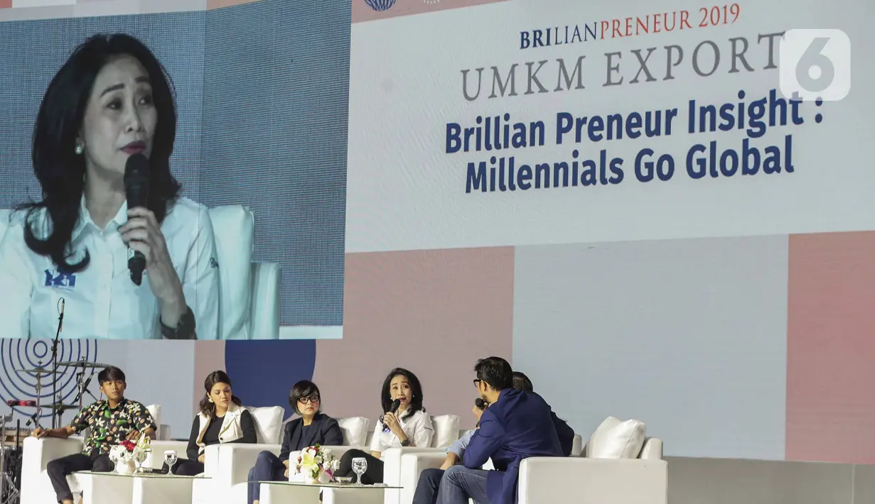 Direktur Konsumer BRI, Handayani (keempat kiri) memberikan paparan saat menjadi pembicara dalam BRILIANPRENEUR 2019 di JCC, Jakarta, Sabtu (21/12/2019). Handayani mengatakan, BRI mendorong produk UMKM dalam negeri bisa bersaing di pasar global agar bisa diekspor. (Liputan6.com/Faizal Fanani)