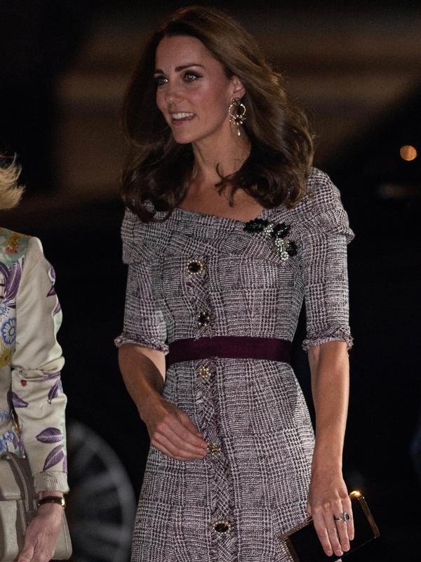 Duchess of Cambridge, Kate Middleton menghadiri pembukaan pameran fotografi di Museum Victoria & Albert, London, Rabu (10/10). Istri Pangeran William tersebut mempermanis penampilannya dengan aksen belt warna ungu. (AP PHOTO)