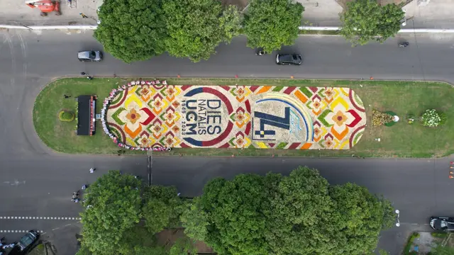 UGM bekerja sama dengan Yayasan Sumbang Kawruh Indonesia (SUKRI) menyelenggarakan kegiatan UGM Harmoni. Sebuah pertunjukan yang menampilkan instalasi seni merangkai bunga “beyond art”