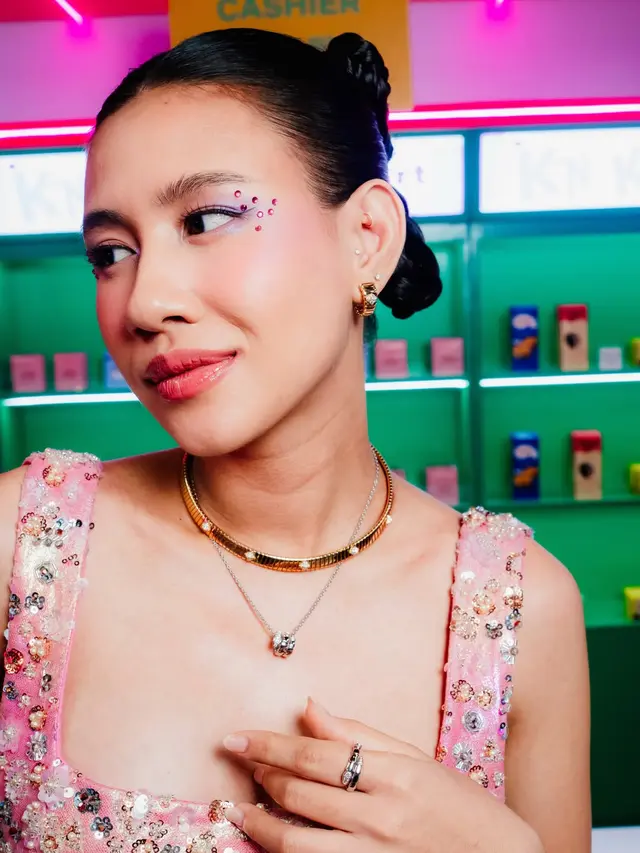 Bak Idol K-Pop, Makeup Shenina Cinnamon dengan Rhinestone di Press Conference Night Shift for Cuties Curi Perhatian