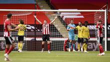 Pemain Sheffield United John Lundstram (ketiga kiri) bereaksi setelah golnya ke gawang Arsenal dianulir pada putaran keenam Piala FA di Bramall Lane, Sheffield, Inggris, Minggu (28/6/2020). Arsenal melaju ke semifinal Piala FA usai menaklukkan Sheffield United 2-1. (Oli Scarff/Pool via AP)