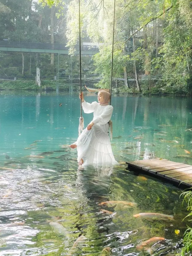 Pesona Ririe Fairus di Telaga Biru, Cantik Bak Peri di Negeri Dongeng