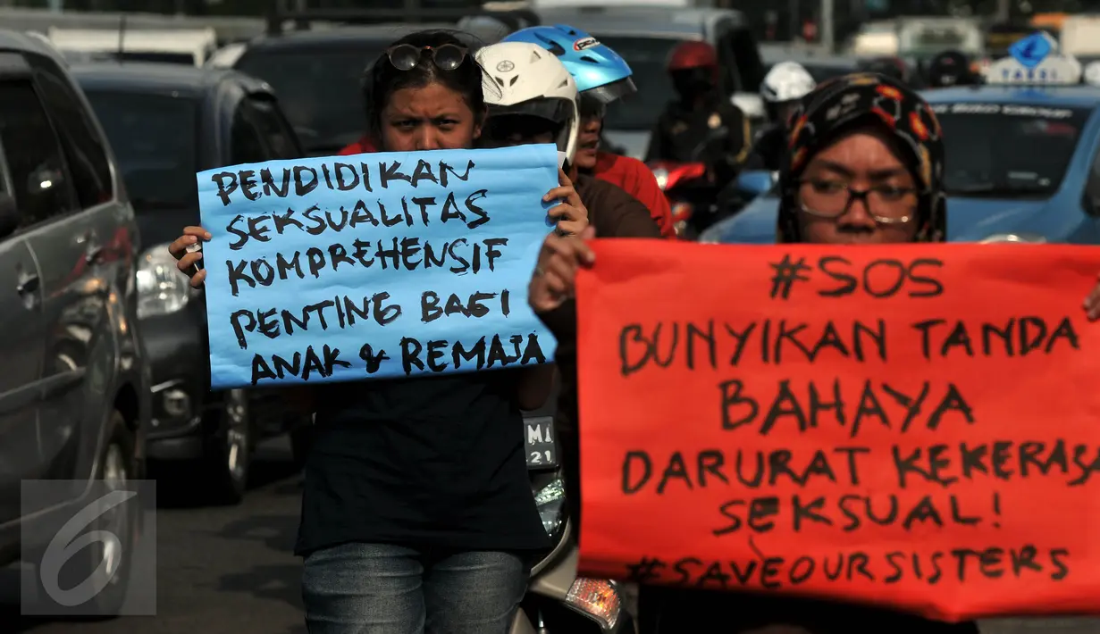 Aktivis membawa poster saat aksi Panggung Rabu #SistersInDanger di depan DPR, Jakarta, (11/5). Mereka menyerukan kepada pemerintah untuk segera mengesahkan RUU Penghapusan Kekerasan Seksual tanpa hukuman kebiri dan hukuman mati. (Liputan6.com/Johan Tallo)