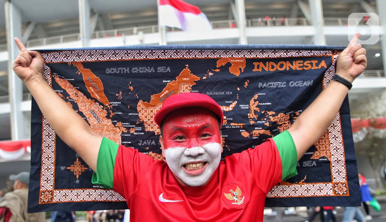 Pendukung timnas Indonesia saat berada di area Stadion Utama Gelora Bung Karno (SUGBK), Jakarta, Selasa (10/9/2024). (Liputan6.com/Angga Yuniar)