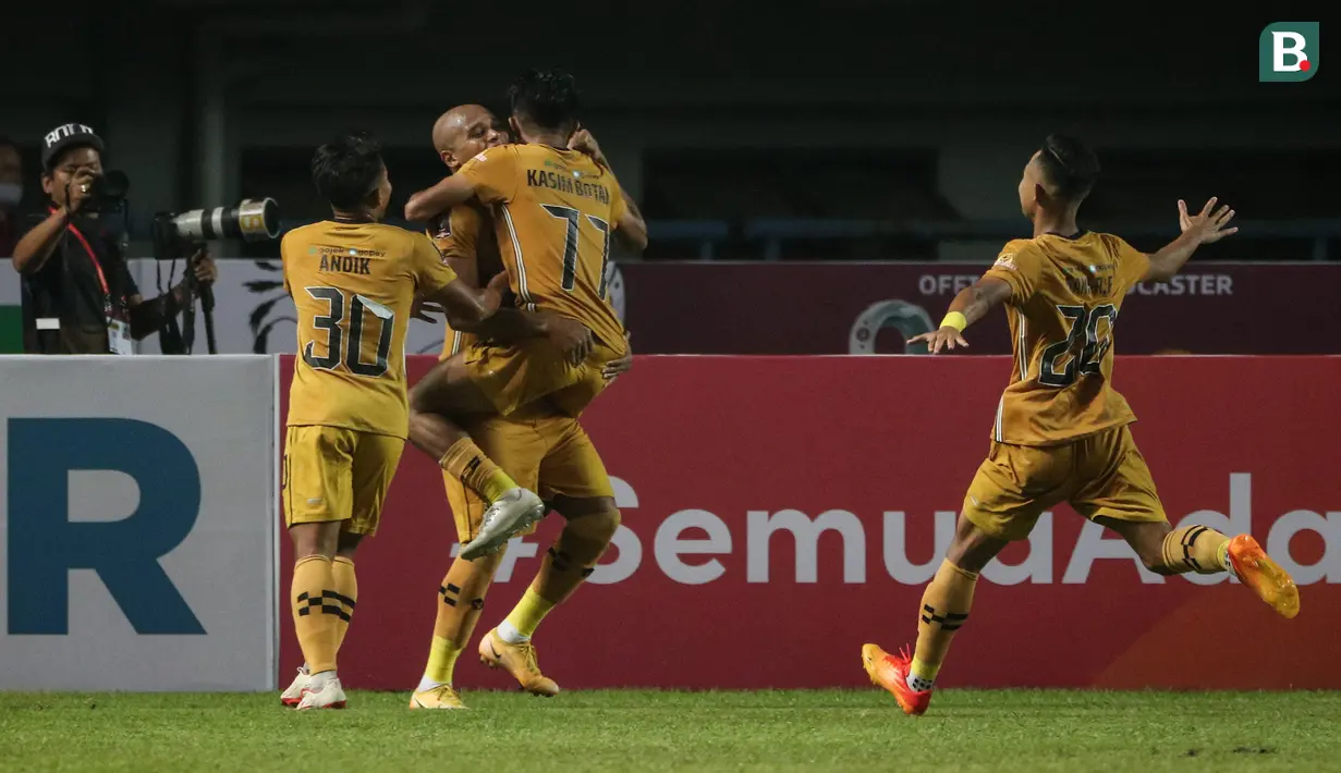 <p>Para pemain Bhayangkara FC merayakan gol yang dicetak Anderson Salles dalam laga kontra Persebaya Surabaya di Grup C Piala Presiden 2022 di Stadion Gelora Bandung Lautan Api, Senin (13/6/2022). Kedua tim bermain imbang 1-1 dalam laga tersebut. (Bola.com/Bagaskara Lazuardi)</p>
