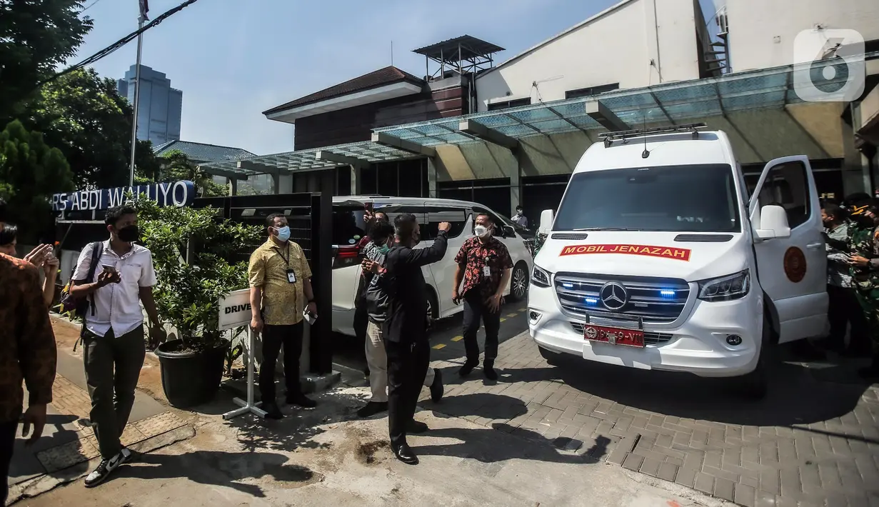 Mobil ambulans yang membawa jenazah almarhum Menpan RB Tjahjo Kumolo dibawa menuju Rumah Dinas Widya Candra dari Rumah Sakit Abdi Waluyo, Jakarta, Jumat (1/7/2022). Tjahjo Kumolo meninggal dunia di RS Abdi Waluyo karena sakit infeksi paru-paru yang diderita. (Liputan6.com/Faizal Fanani)