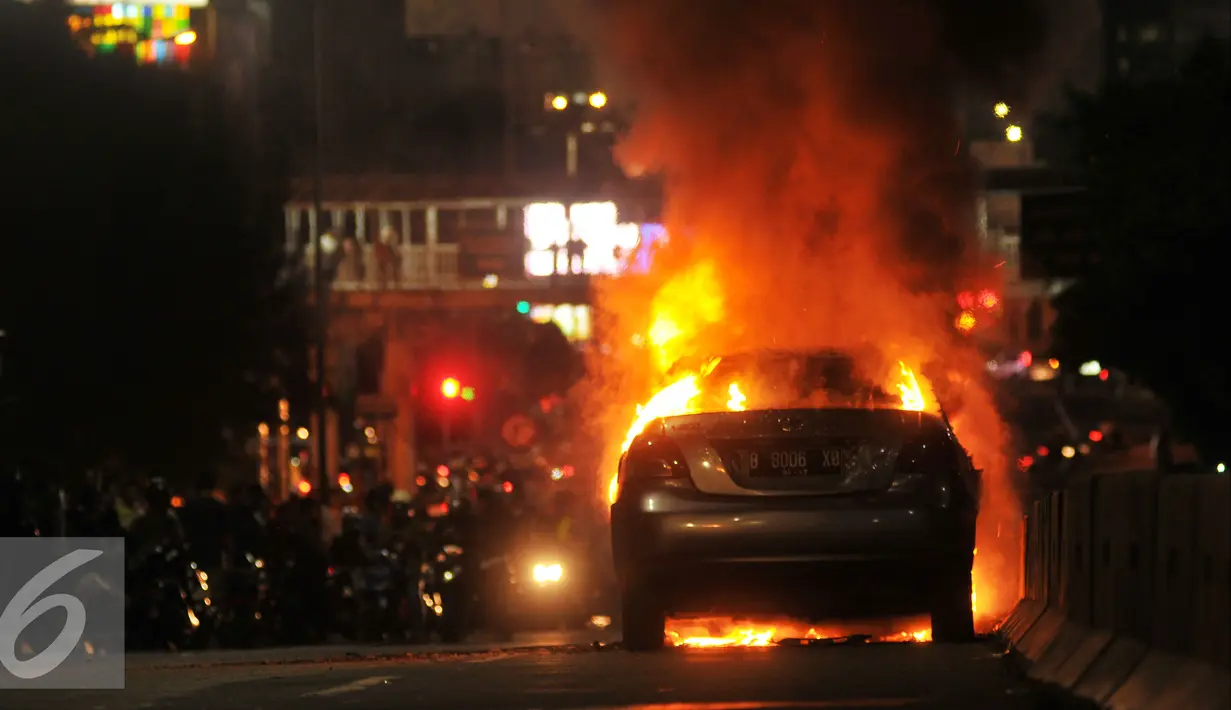 Sebuah mobil sedan Toyota Vios bernopol B 8006 XO terbakar di Jembatan layang Slipi, Jakarta, Rabu (17/5). Tidak ada korban jiwa dalam kejadian itu, namun kejadian itu mengakibatkan kemacetan panjang. (Liputan6.com/Gempur M Surya)