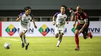 Penyerang Persita Tangerang, Aldi Al Achya (kiri) melepaskan diri dari kejaran Kapten Persipura, Ian Louis Kabes saat laga pekan pertama BRI Liga 1 2021/2022 di Stadion Pakansari, Bogor, Sabtu (28/08/2021). Persita menang 2-1. (Bola.com/Bagaskara Lazuardi
