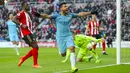 Penyerang Manchester City, Sergio Aguero melakukan selebrasi usai mencetak gol ke gawang Sunderland pada lanjutan Liga Premier Inggris di Stadion Light, Sunderland, (5/3). City menang atas Sunderland dengan skor 2-0. (Owen Humphreys/PA via AP)