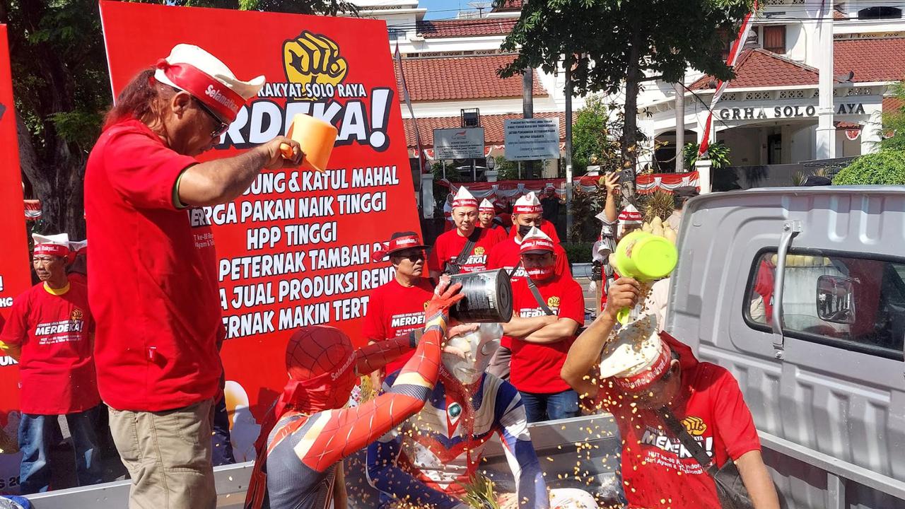 Aksi Demo Peternak Ayam di Solo Diwarnai 'Mandi Jagung', Ini Tuntutannya