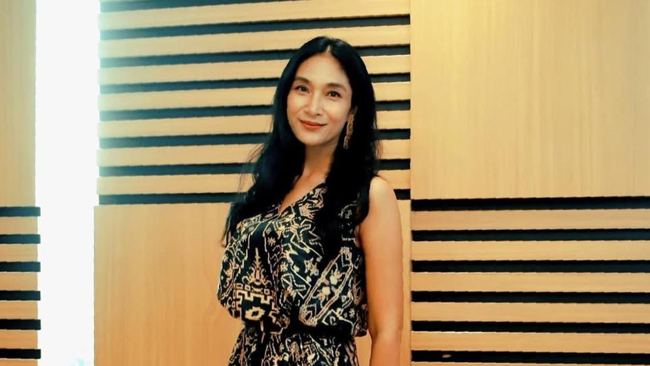 5 Model Batik Casual hingga Resmi Ala Happy Salma, Inspirasi Tampil Elegan Tanpa Perlu Ribet