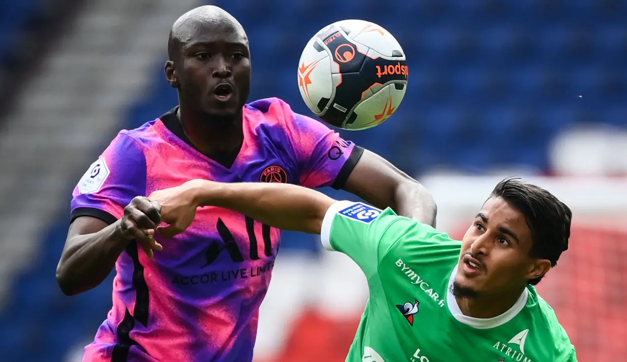 Danilo Pereira resmi menjadi pemain PSG setelah dirinya berstatus pinjaman dari Porto pada musim lalu. Pemain 29 tahun ini telah tampil sebanyak 45 kali dengan torehan dua gol dan satu assist. Dirinya akan bersaing dengan Georginio Wijnaldum untuk berebut posisi. (Foto: AFP/Franck Fife)