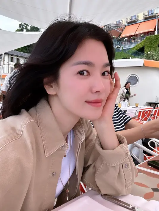 Momen lain yang tidak kalah mencuri perhatian ialah memperlihatkan wajah bare face Song Hye Kyo yang begitu memesona.