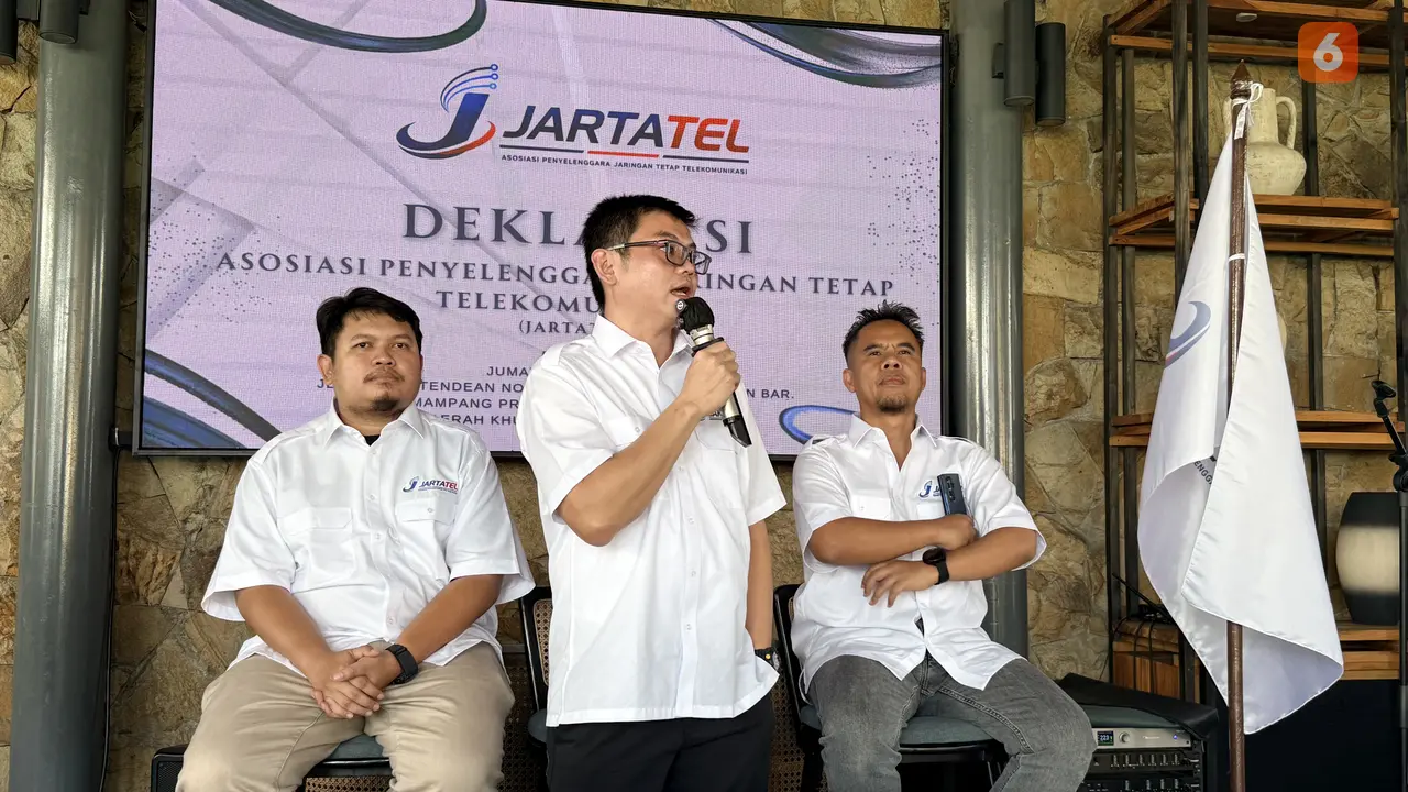 Andika Nugroho Sulistyanto, Bendahara Umum Jartatel; Raymond Hubertus, Ketua Umum Jartatel; dan Sony Setiadi, Sekjen Jartatel. Liputan6.com/Iskandar