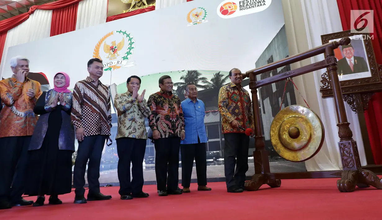 Wakil Ketua DPD Nono Sampono (kanan) membuka acara Festival Beasiswa Nusantara di Jakarta, Minggu (25/11). Festival ini dalam rangka Hari Pahlawan dan HUT ke-14 DPD. (Liputan6.com/JohanTallo)