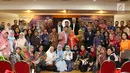 Ketua Umum Asosiasi Dosen Indonesia (ADI) Dino Patti Djalal foto bersama peserta Seminar Kebangkitan Dosen Indonesia di Kampus Cilandak Universitas Prasetiya Mulya, Jakarta, Senin (14/5). (Liputan6.com/Immanuel Antonius)