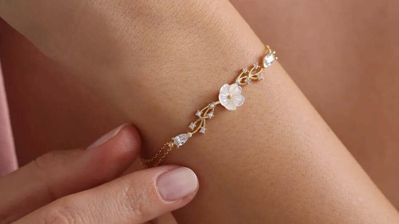 Ilustrasi Gelang Tali Emas Bermotif Floral