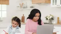 5 Strategi Cerdas Mengatur Waktu Mengasuh Anak untuk Ibu Bekerja, Tetap Bisa Berkarier