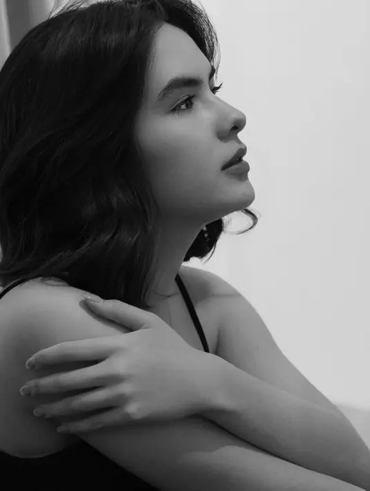 Dalam foto hitam putih, Stefi Zamora kenakan tanktop hitam. Memberi ruang bagi penampilan rambut bondolnya yang tidak terlalu ekstrem [@steffizamoraaa]