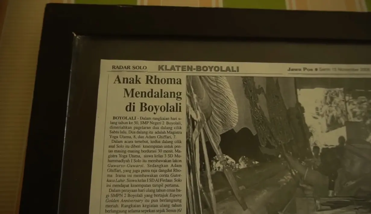 Sementara galeri foto dihiasi berbagai memorabilia Adam Ghifari yang sempat dikenal sebagai dalang cilik. (Youtube Imam Subkhan)