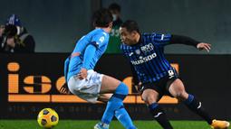 Striker Atalanta, Luis Muriel (kanan) menguasai bola dibayangi bek Napoli, Eljif Elmas dalam laga leg kedua semifinal Coppa Italia 2020/21 di The Azzurri d'Italia Stadium, Rabu (10/2/2021). Atalanta menang 3-1 atas Napoli. (AFP/Miguel Medina)
