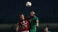 Bek PS Sleman, Arthur Daniel Irawan (kanan) berduel udara dengan gelandang Bali United, Fadil Sausu dalam laga perempatfinal Piala Menpora 2021 di Stadion Si Jalak Harupat, Bandung, Senin (12/4/2021). (Bola.com/Ikhwan Yanuar)