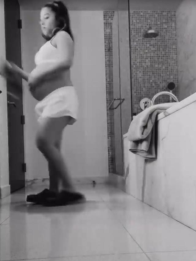 Tak Pakai ART, Ini 7 Momen Nikita Willy Bersihkan Kamar Mandi Sendiri