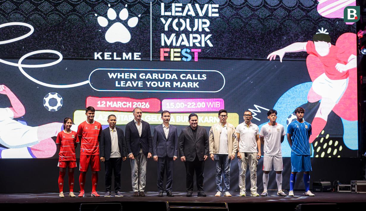 Ketua Umum PSSI, Erick Thohir berfoto bersama dengan sejumlah jajaran dari Kelme, sejumlah jajaran pengurus PSSI, dan sejumlah pemain Timnas Sepak Bola Indonesia saat acara Leave Your Mark Fest 2026 di Plaza Utara Stadion Utama Gelora Bung Karno, SUGBK, Senayan, Jakarta, Kamis (12/03/2026) malam WIB. (Bola.com/Bagaskara Lazuardi)