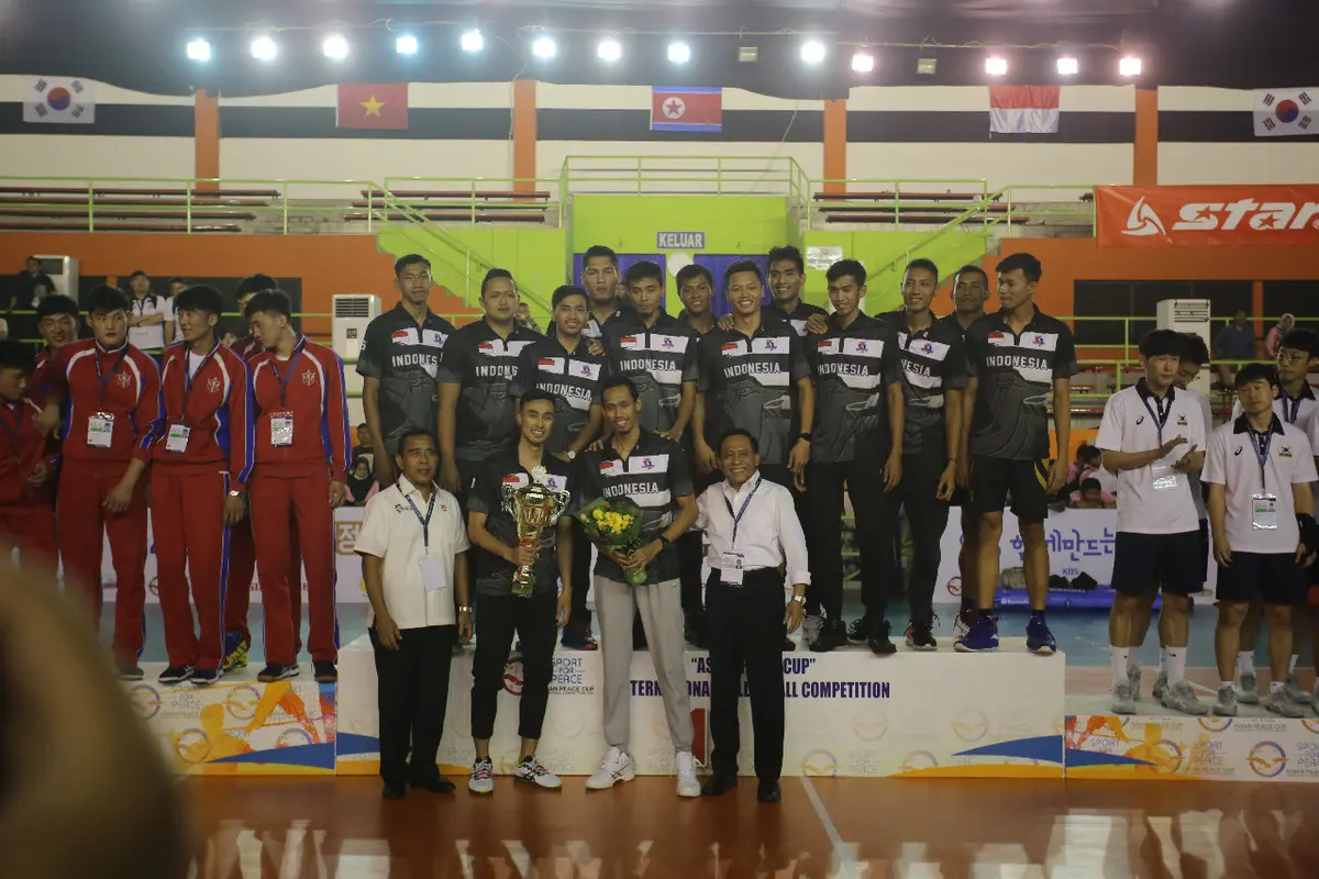 Ketua Umum PP. PBVSI, Komjen Pol (P) Imam Sudjarwo mendampingi Surabaya Bhayangkara Samator saat juara Asian Peace Cup 2019