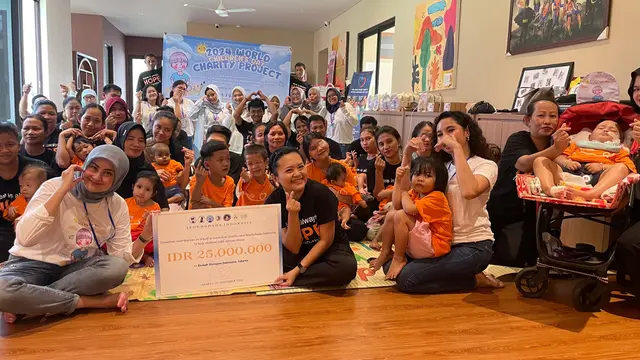 Fans Kim Seon Ho di Indonesia menggalang dana Rp25 juta lewat buku hasil video fans project, yang disumbangkan untuk anak-anak di Rumah Harapan Indonesia, memberi harapan dan inspirasi untuk kesembuhan. (Foto: Istimewa)