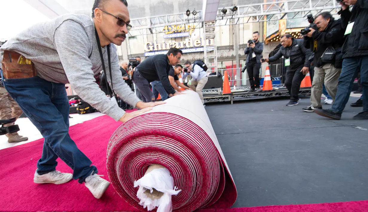Kesibukan pekerja memasang karpet merah ajang bergengsi Academy Awards ke-92 atau Oscar 2020 di Hollywood & Highland, Hollywood, California, pada Rabu (5/1/2020). Academy Awards ke-92 akan berlangsung pada 9 Februari 2020 waktu setempat atau 10 Februari waktu Indonesia. (VALERIE MACON / AFP)