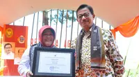 Menteri ATR/BPN Ferry Mursidan Baldan menyerahkan bantuan bantuan berupa sertifikat hak milik tanah kepada warga Bogor, Jawa Barat. (Liputan6.com/Achmad Sudarno)