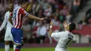  Cristiano Ronaldo berteriak setelah ditackle pemain Sporting Gijon Ismael Lopez pada lanjutan La Liga Spanyol di Stadion El Molinon, Gijon (23/8/2015).  (AFP Photo/Miguel Riopa)