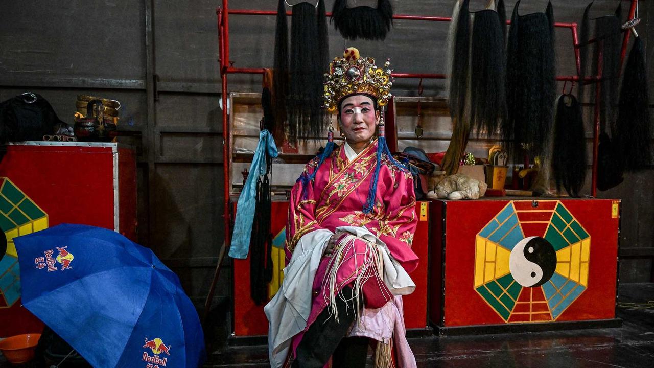 FOTO: Dibalik Panggung Opera Tio Ciu Pan dari Tiongkok, 20 Malam Hibur Binjai