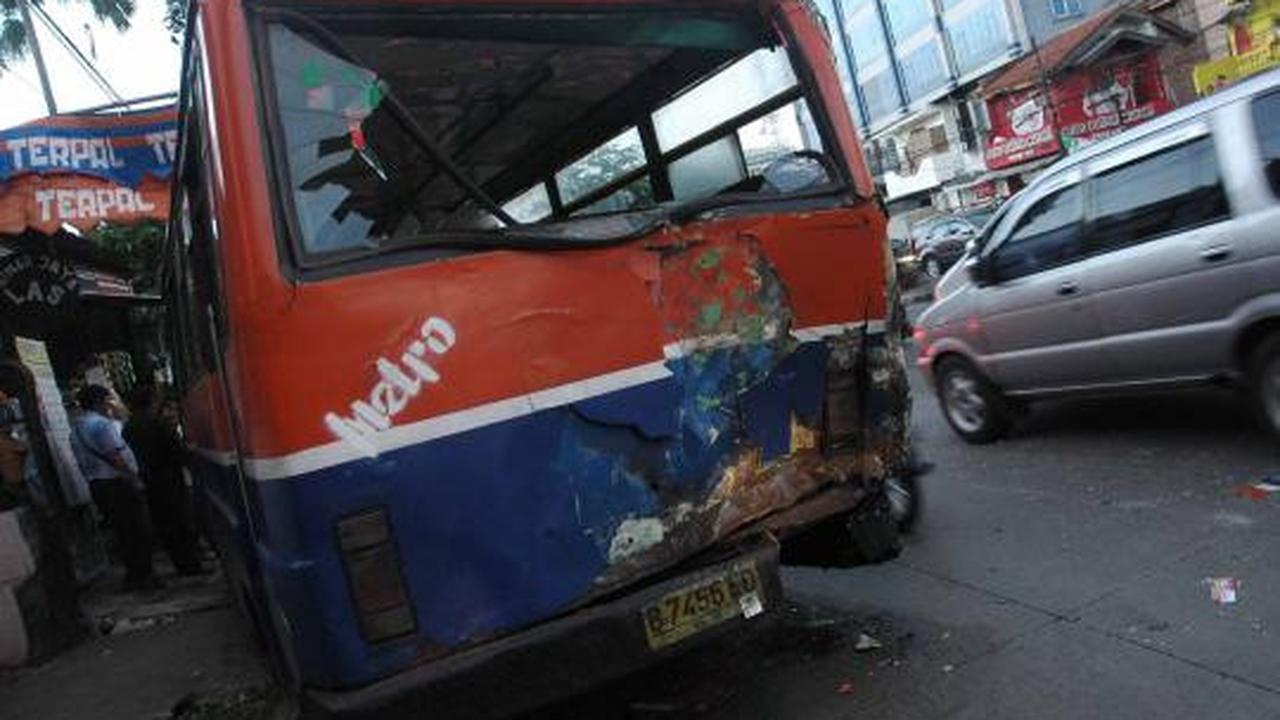 Tabrakan 2 Metromini di Buncit