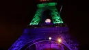 Pemandangan Menara Eiffel di Paris yang menampilkan warna pelangi pada Senin (13/6/2016)  malam, sebagai penghormatan untuk para korban penembakan brutal di klub malam gay di Orlando, Florida AS. (Thomas SAMSON/AFP)