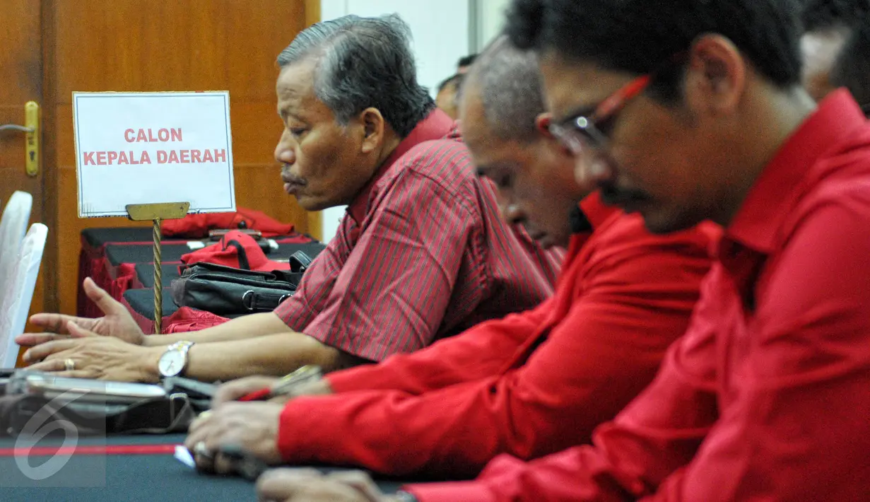 Sejumlah peserta saat menghadiri pembukaan sekolah calon kepala daerah PDIP di kantor DPP PDIP, Jakarta, Minggu (28/6/2015). Sekolah politik diharapkan mampu menghasilkan calon kepala daerah yang berkualitas.(Liputan6.com/Yoppy Renato)