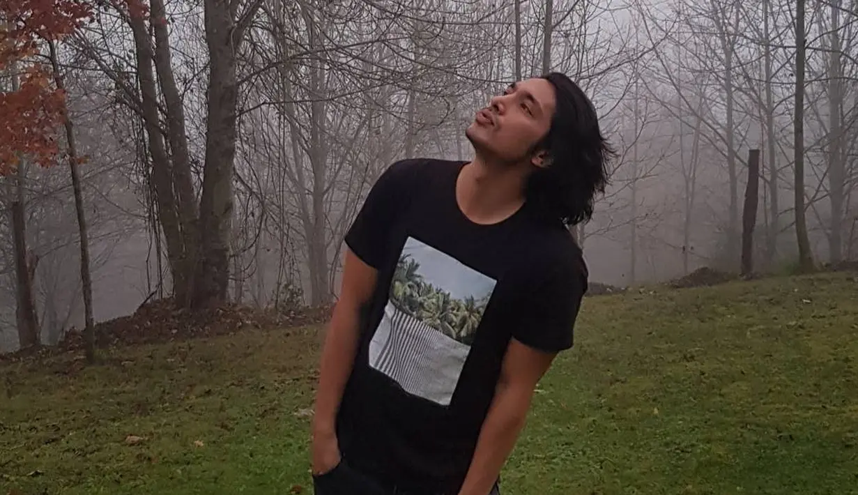 "Siapa bilang bikin film horor itu murah. Miliaran ya kalau bikin film horor. Minimal buat promosinya saja bisa sampai Rp 5 Miliar," kata Wicky V Olindo produser film Sebelum Iblis Menjemput. (instagram/abimana_arya)