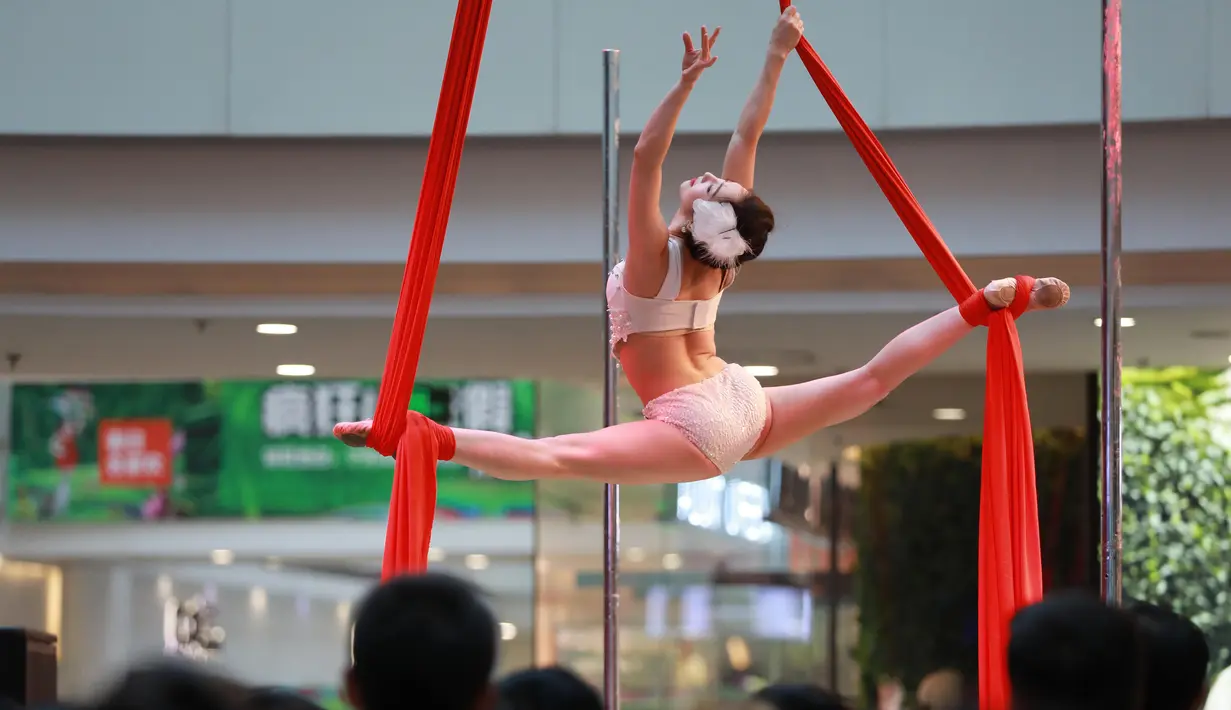 Aksi penari Pole Dance atau Tari Tiang pada kontes yang digelar di sebuah pusat perbelanjaan di Shenyang, China, 4 April 2017. Pole Dance merupakan bentuk seni pertunjukan yang menggabungkan tari dan akrobat yang menggunakan tiang. (AFP PHOTO/STR)