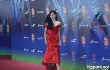 Cantik dan Elegan Banget, Momen Tiffany Young Kenakan Gaun Merah di Red Carpet GDA 2024