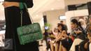 Model membawakan tas bermotif batik pada soft launching New Playground-The Legacy, Lippo Mall Kemang, Jakarta, (12/10). The Legacy menghadirkan produk lokal desainer Indonesia, pengrajin, serta pengusaha berskala UKM. (Liputan6.com/Immanuel Antonius)