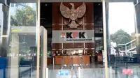 Aktivitas di lobi Gedung KPK, Jakarta, pasca libur Lebaran 2020, Rabu (27/5/2020). KPK memperpanjang masa pelaksanaan bekerja dari rumah (BDR) atau work from home (WFH) bagi para pegawainya hingga 4 Juni 2020. (merdeka.com/Dwi Narwoko)