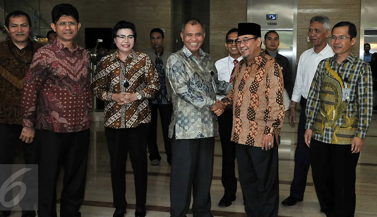 Ketua BPK Harry Azhar Azis (kedua kanan) berjabat tangan dengan Ketua KPK Agus Raharjo (ketiga kanan) saat melakukan pertemuan singkat antara KPK dan BPK di kantor BPK, Jakarta, Rabu (13/1). (Liputan6.com/Johan Tallo)