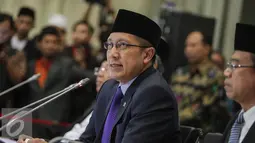 Menteri Agama Lukman Hakim Saefuddin memberikan keterangan pers usai melaksanakan sidang isbat di Gedung Kemenag, Jakarta, Kamis (16/7/2015). Pemerintah melalui Kemenag telah menetapkan 1 Syawal 1436H jatuh pada 17 Juli 2015. (Liputan6.com/Faizal Fanani)